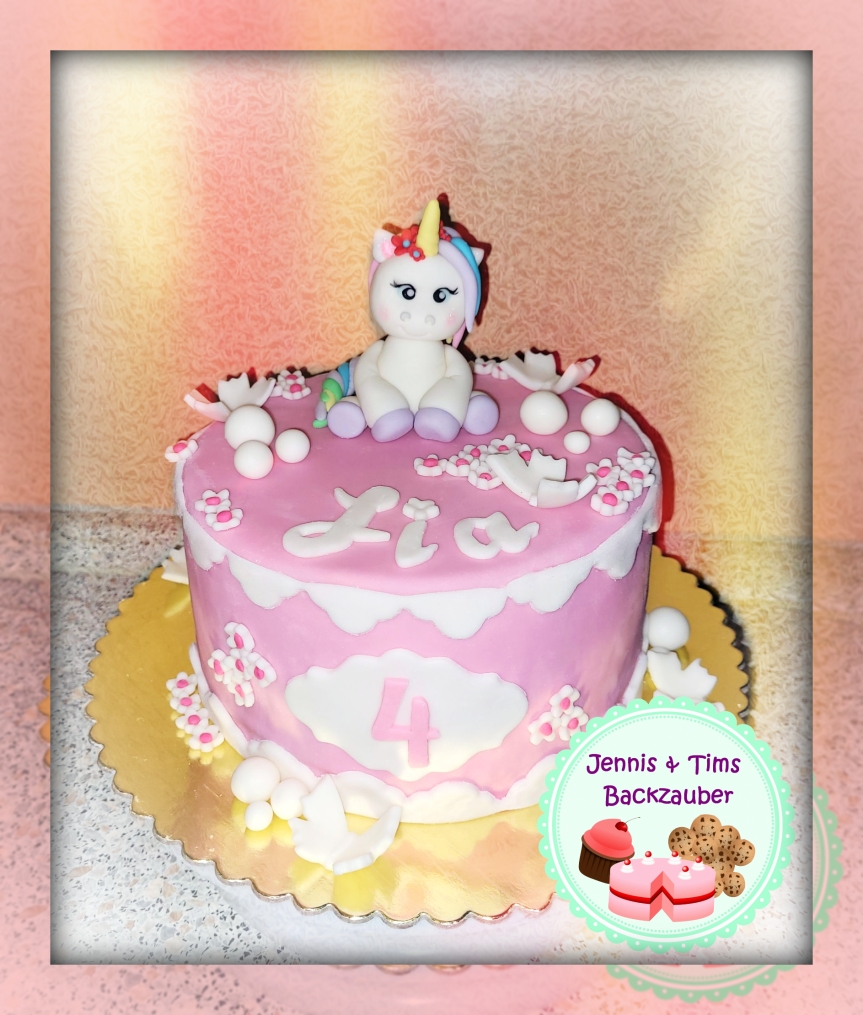 Pink-weiße Einhorntorte «mit Einhorn Cake Topper»